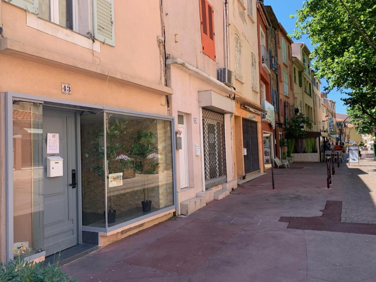 Splendide Studio Au Coeur Historique De Frejus Apartment Luaran gambar
